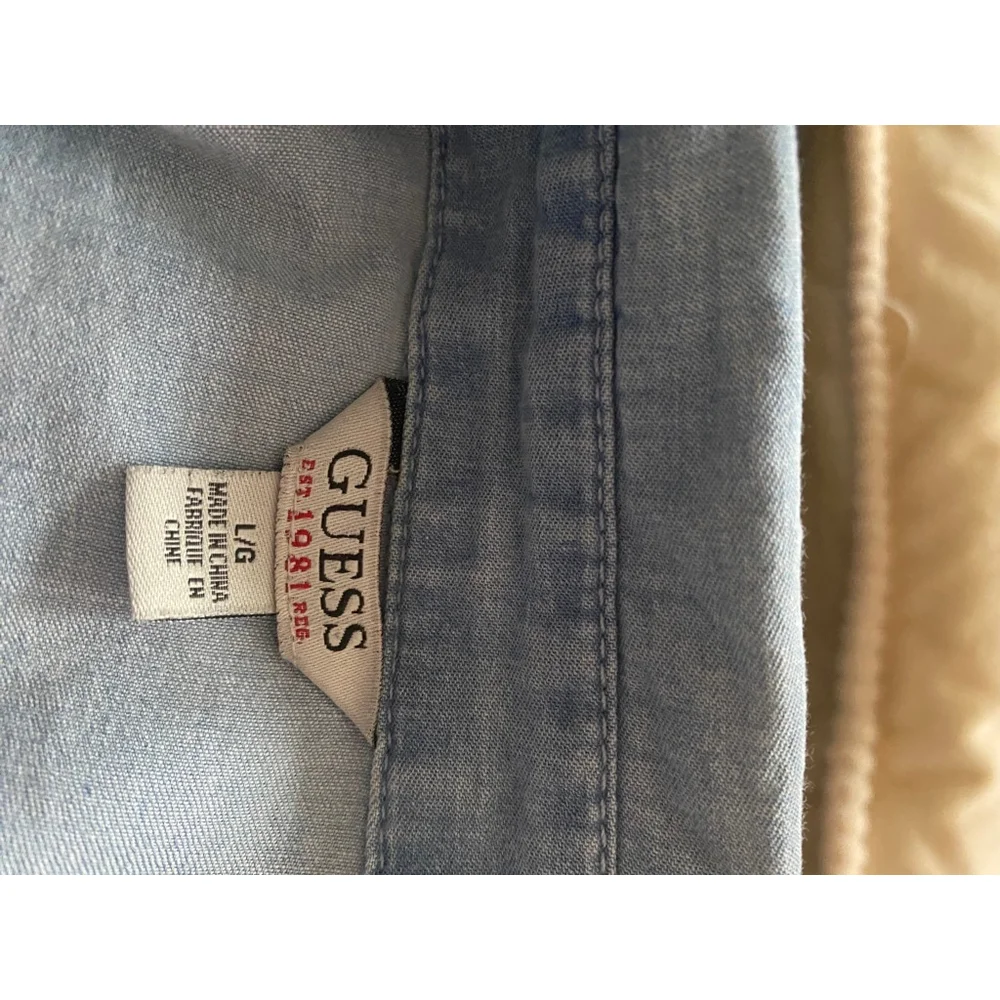 Guess Light Chambray Button-Down Shirt - Picture 4 of 6
